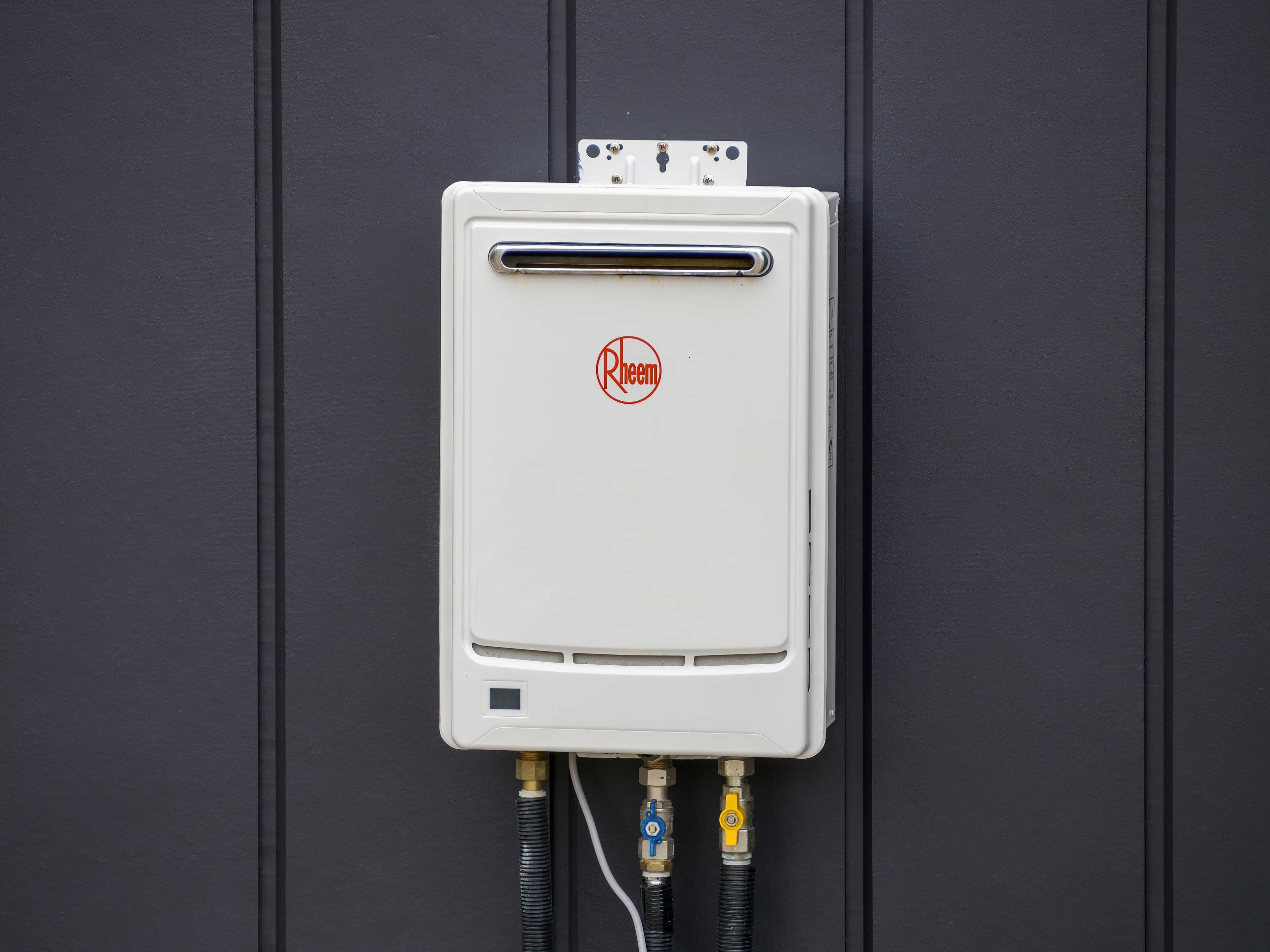 Tankless Water Heaters in Canada: Costs, Sizing & The Cold Weather Reality (2026 Guide)