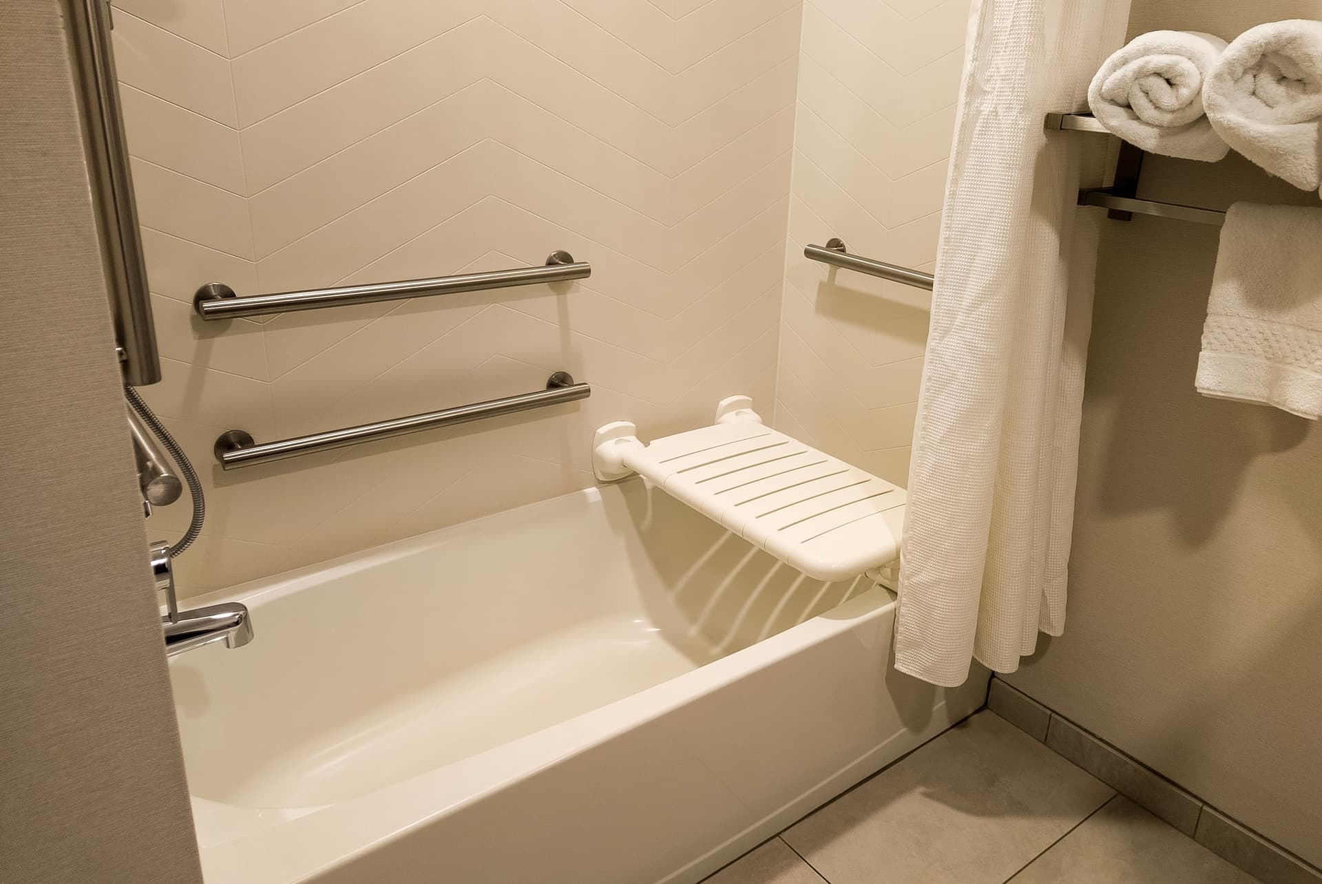 Accessible Tub-Shower Combo Features That Actually Reduce Falls: What to Look for Before You Renovate