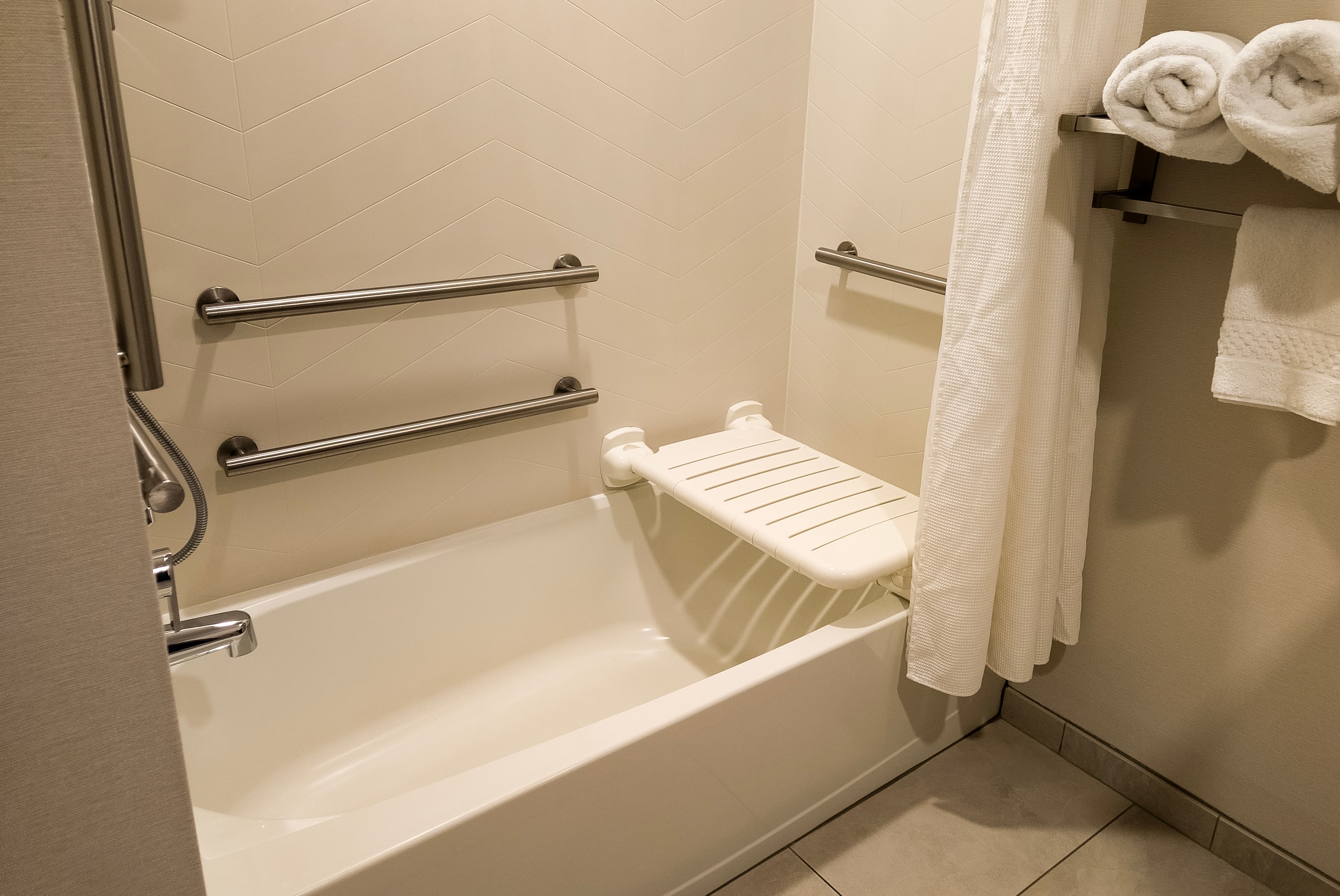 Accessible Tub-Shower Combo Features That Actually Reduce Falls: What to Look for Before You Renovate